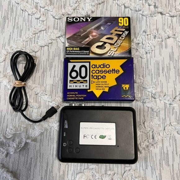 Cassette‎ Playing Walkman, with tapes. 2 blank and 2 music Tapes - Picture 7 of 7